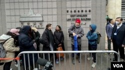 香港壹传媒创办人黎智英被控“串谋勾结外国势力”案，12月18日正式开审，大批市民在西九龙裁判法院轮候旁听席筹号，排头两位的香港市民JC及宋先生提前12小时至6小时左右到场排队，希望进入正庭支持黎智英 (美国之音/汤惠芸)