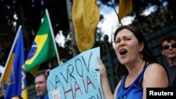Демонстрація на підтримку України і з критикою візиту російського міністра закордонних справ Лаврова в Бразилії.
На плакаті написано «Лавров Гаага чекає». Сан Пауло 17 квітня 2023 р.