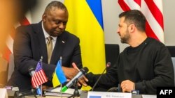 В засіданні Міжнародної контактної групи з оборони України, яку очолює голова Пентагону США Ллойд Остін, вперше особисто бере участь президент України Володимир Зеленський.