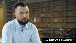 Ігор Безкаравайний - ветеран АТО, у 2016-му він підірвався на протитанковій міні та втратив ногу, тому як ніхто розуміє, чому територія України має бути зачищена від вибухонебезпечних обʼєктів