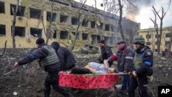 Це фото Євгена Малолєтки вагітної жінки, яка була поранена в результаті російського обстрілу полового відділення у Маріуполі, стало одним з найбільш відомих фото облоги міста та війни в цілому