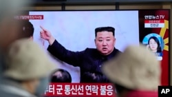 4月13日，韩国首都首尔火车站电视屏幕播放新闻节目报告朝鲜进行导弹发射。