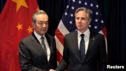 资料照：美国国务卿布林肯与中国外长王毅在印尼出席东盟外长会议期间举行会晤。（2023年7月13日）