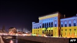 Мерія Сараєво освітлена в кольорах українського прапора, 24 лютого 2022 року
