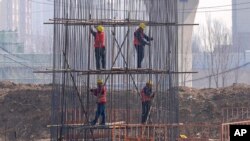 资料照：中国河北雄安一处建筑工地的工人在施工。（2024年3月14日）