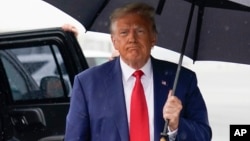 Колишній президент США Дональд Трамп спілкується з журналістами перед посадкою на літак в аеропорту Рейгана у Вашингтоні