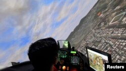 Тренування на симуляторі F-16 під час виставки аерокосмічних і оборонних технологій у Всесвітньому торговому центрі Тайбея, 14 серпня 2013. REUTERS/Pichi Chuang