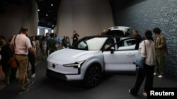 沃尔沃在意大利米兰推出EX30 SUV电动车型。（2023年6月7日）