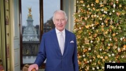资料照片：英国查尔斯国王在伦敦白金汉宫录制圣诞讲话。（2023年12月7日）