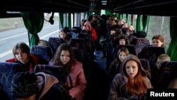 Фото від квітня 2023 року - діти з непідконтрольних Україні територій, яких вивезли до Росії, чекають на повернення до України. (Valentyn Ogirenko/Reuters)