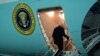 Президент США Джо Байден сідає на літак Air Force One на авіабазі Доббінс, 28 червня 2024 року в Марієтті, штат Джорджія, після участі в президентських дебатах в Атланті.