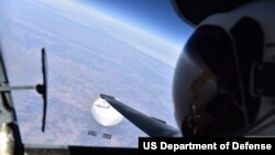 美国国防部2023年2月22日公布空军2月3日在美国中部上空观察到中国间谍气球的照片。（美国国防部照片）