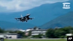 台湾军闻社提供的照片显示台湾空军一架F-16战机从台湾东部花莲县基地起飞。(2023年8月20日)

