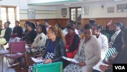 Abazali abangene umhlangano wokuhlolisisa iCALA. (VOA)
