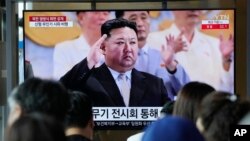 新闻节目播出朝鲜领导人金正恩出席在平壤举行的纪念朝鲜战争停战70周年的阅兵式。(2023年7月28日)