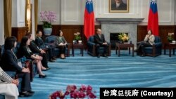 台湾总统蔡英文在台北总统府会见北美洲台湾商会联合总会访问团。（2023年5月8日）
