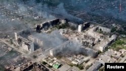 资料照片：乌克兰哈尔科夫地区被俄罗斯攻击摧毁的楼房。(6月2日)