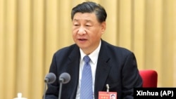 中国领导人习近平在北京举行的年度中央经济工作会议上讲话。（2023年12月12日）