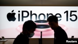 资料照：上海苹果专卖店的新款苹果手机iPhone 15的广告。(2023年9月22日)