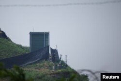 在朝韩边界非军事区附近，韩国士兵在曾经于2018年被拆除的高音喇叭位置上的军事设施旁工作。(2024年6月10日)