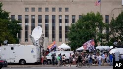 ЗМІ та протестувальники поблизу будівлі суду у Вашингтоні, 3 серпня 2023 року