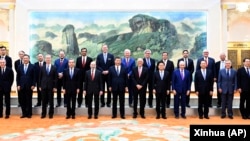 中国领导人习近平2024年3月27日在北京会见来访的美国商界学界领袖。