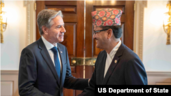美国国务卿安东尼·布林肯(Antony Blinken)2023年10月30日会见到访的尼泊尔外交部长纳拉扬·普拉卡什·萨乌德(Narayan Prakash Saud)。(美国国务院)