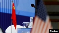 资料照:联合国安理会五个常任理事国--中国、法国、俄罗斯、英国和美国在北京举行相关《不扩散核武器条约》的会议会场上的中美两国国旗。 (2019年1月30日)