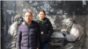 卢思位妻子张春晓（右）为丈夫被送中感到震撼。（张春晓提供） 