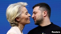 Урсула фон дер Ляєн, яка претендує на повторний термін на посаді президентки Європейської комісії, виявила себе твердою прихильницею допомоги Україні і підтримує український вступ в Європейський Союз, чого прагне велика більшість українців.