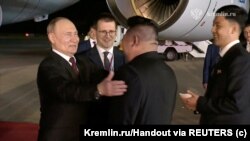 Лідер Північної Кореї Кім Чен Ин та президент Росії Володимир Путін в аеропорту Пхеньяна, Північна Корея, 19 червня 2024 р. Kremlin.ru/Handout via REUTERS 