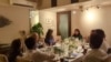 孟买“麻辣屋”普拉奇·古普塔和萨洛尼·古普塔姐妹俩招待顾客 (2)