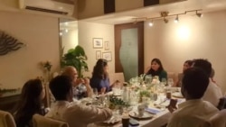 孟买“麻辣屋”普拉奇·古普塔和萨洛尼·古普塔姐妹俩招待顾客 (2)