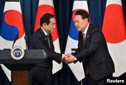日本首相岸田文雄和韩国总统尹锡悦在首尔会晤后举行联合记者会。（2023年5月7日）