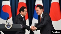 日本首相岸田文雄和韩国总统尹锡悦（右）在首尔会晤后举行联合记者会。（路透社2023年5月7日）