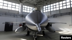 Білий дім підкреслив, що до кінця літа F-16 будуть готові до польотів в Україні. Фото: F-16 на тренувальній базі в Румунії, архівне фото, Reuters