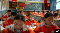 资料照片：2021年6月1日，学生们在那曲第二高级中学上汉语课。这所位于西藏自治区的中学是一所面向藏北学生的公立寄宿学校。