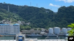 资料照：台海军舰艇停泊在台湾北端基隆港。台湾国防部说，一枚中国军事气球12月7日晚间飘过基隆港上空。（2022年8月4日）