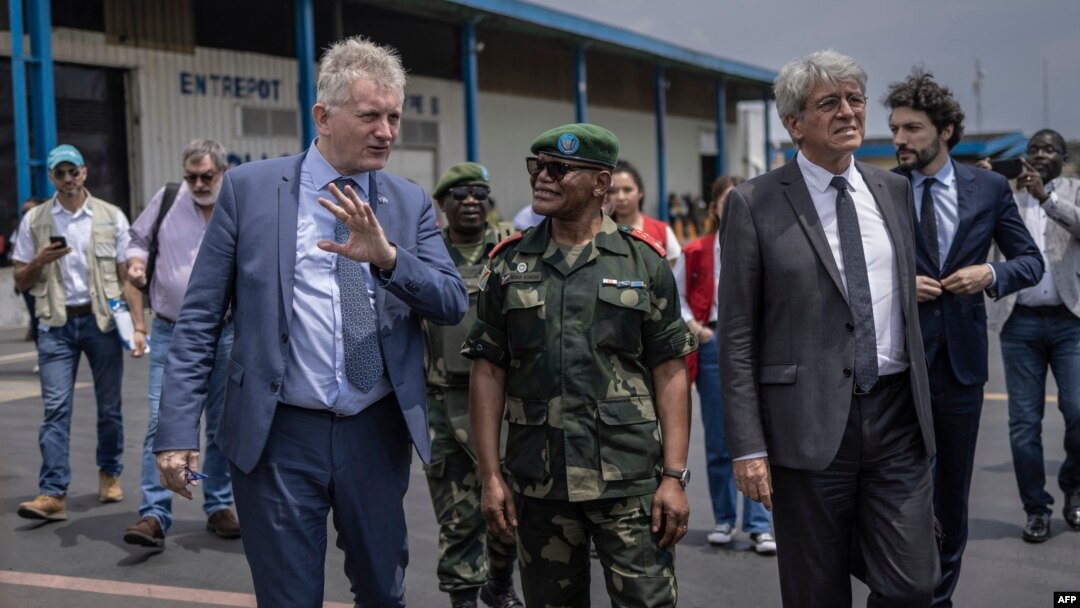 JM Chatainger ya limpinga lya Union européenne (G) , ntoma ya France Bruno Aubert (D) na mokambi ya etuka ya Nord-Kivu lieut-gén. Ndima Kongba (C) na Goma, 10 mars 2023.