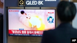 2023年3月22日，在韩国首尔火车站的新闻节目中，人们在电视屏幕上观看报道朝鲜发射导弹的文件图像。
