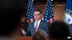Спікер Палати представників Конгресу США Майк Джонсон місяцями не виносив на голосування допомогу Києву, намагаючись знайти відповідний час для просування пакету, який несе для Джонсона політичні ризики.