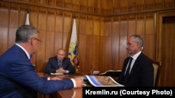 Президент Росії Володимир Путін (у центрі) зустрічається з керівниками ВАД Валерієм Абрамовим (ліворуч) і Віктором Переваловим, 13 серпня 2019 р. Фото Kremlin.ru