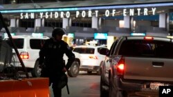 Посадовці митної та прикордонної служби США в пункті перепуску Сан-Ісідро, Тіхуана, Мексика, 11 травня 2023 року