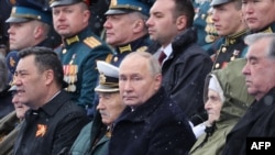 Владімір Путін намагається прирівняти російських військових, які зараз воюють в Україні, з минулими поколіннями, які воювали в Другій Світовій війні. Але критики Путіна називають його війну безглуздою, братовбивчою, агресивною і незаконною.