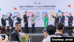 台湾总统蔡英文(左5)参加谷歌(Google)台湾新办公大楼开幕。(台湾总统府提供)