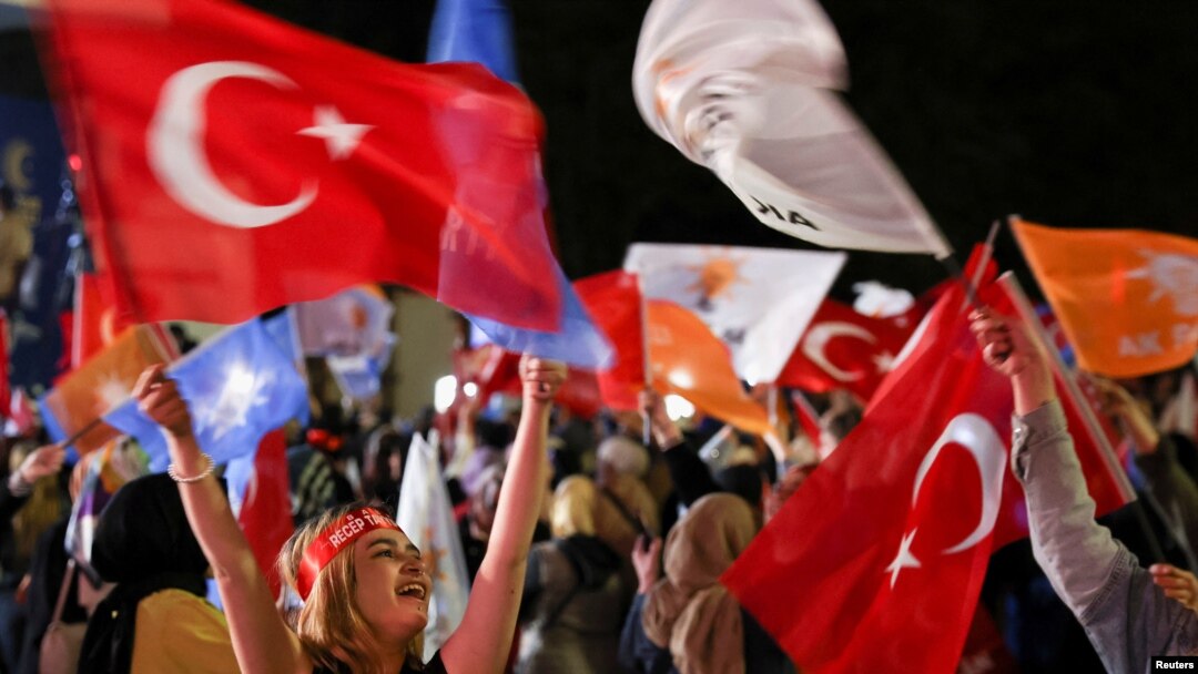 레제프 타이이프 에르도안 터키 대통령 지지자들이 15일 앙카라 시내 정의개발당(AKP) 당사 앞에서 국기를 흔들고 있다. 
