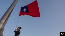 台湾士兵在傍晚的台北中山纪念堂前举行降旗仪式。（2024年1月12日）