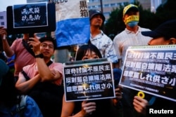 台湾民众聚集在台北的立法院外表达自己的政治意愿。(2024年5月24日)