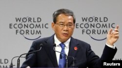 中国总理李强在天津达沃斯论坛上讲话。（2023年6月27日）