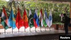 资料照 - 2023年的《上海合作组织》（the Shanghai Cooperation Organization，SCO）峰会将以视频方式于7月4日召开。今年5月4日在印度果阿举行了上合组织外长会议上，一位摄像记者在拍摄上合组织成员国的国旗。